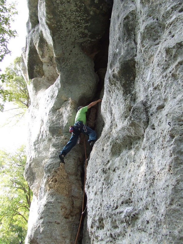 Escalade de la Cheminée 4+, aux Eaux Claires, en Charente la cheminée des Eaux Claires